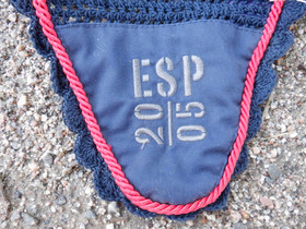 Tummansininen korvahuppu punaisella koristenyörillä FULL/XFULL