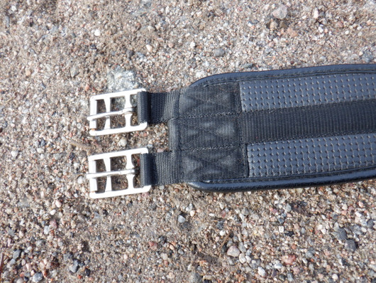 Hieman muotoiltu musta satulavyö neopreenia/sympatexia 100 cm 