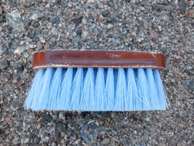 Vaaleansininen harja puolipitkillä harjaksilla