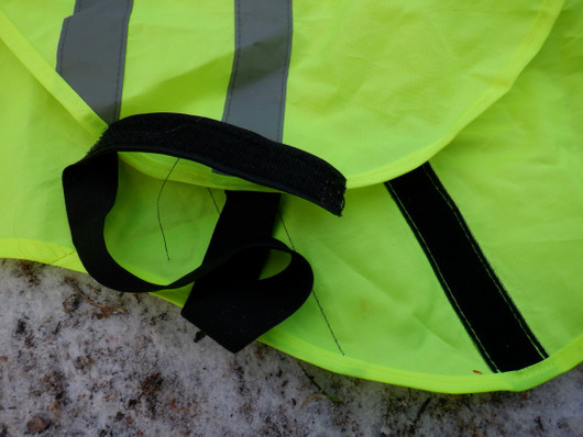 Ohut huomioliivi heijastimella keskikokoiselle koiralle