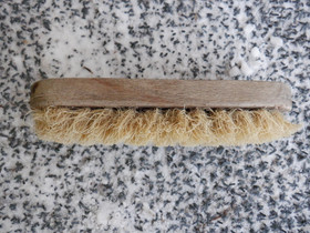 Vaalea kova juuriharja