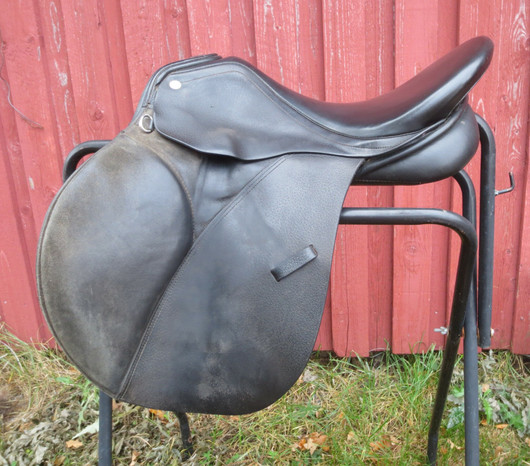 Mustang yleissatula, leveys 33, istuin 17 tuumaa