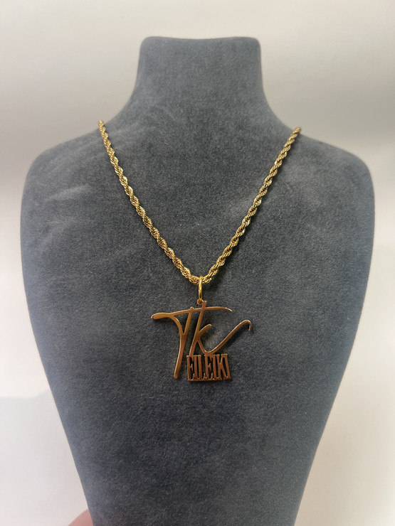 Ei Leiki -kullattu teräsriipus ketjulla.