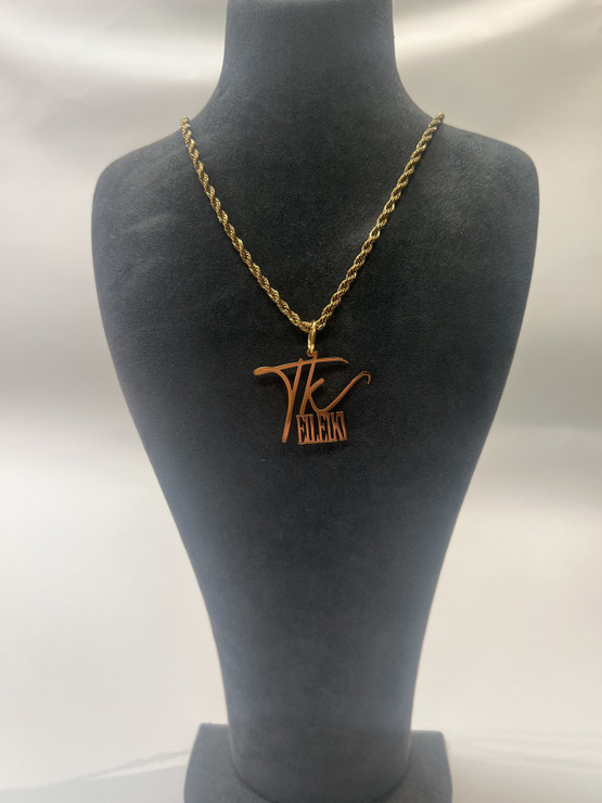 Ei Leiki -kullattu teräsriipus ketjulla.