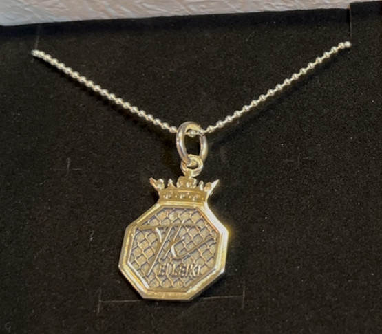 Ei Leiki -riipus pieni