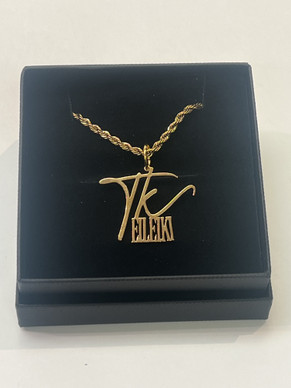 Ei Leiki -kullattu teräsriipus ketjulla.