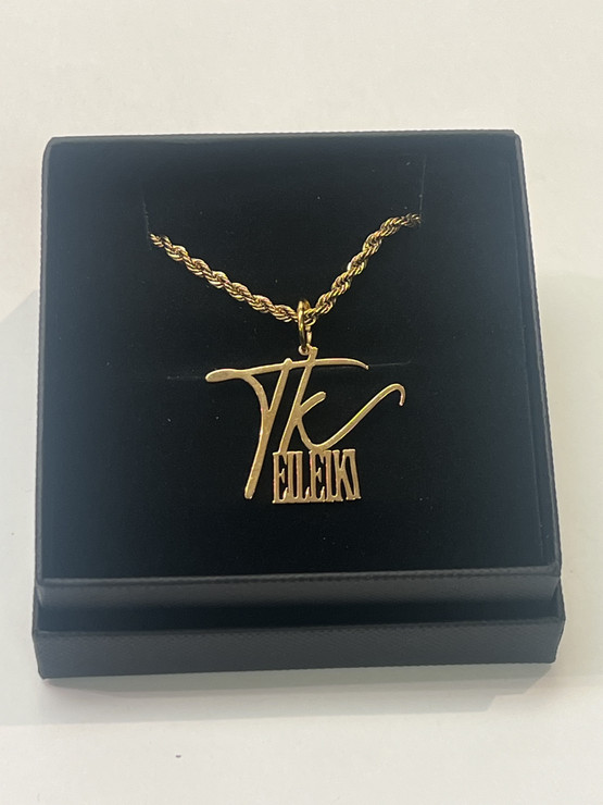 Ei Leiki -kullattu teräsriipus ketjulla.