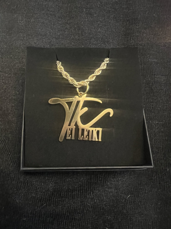 Ei Leiki -kullattu teräsriipus ketjulla (+treenikassi)