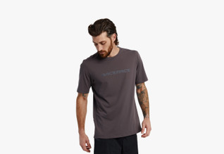 Race Face Commit SS Tech- miesten lyhythihainen maastopaita, Charcoal