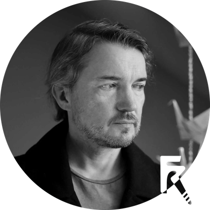 Kirjailija Milos Urbanin mustavalkoinen valokuva, Urban katsoo suoraan kameraan, kuvassa on harmaa tausta