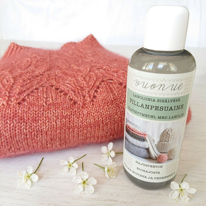 Wool detergent with lanolin