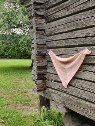 Mansikkakerma scarf pattern (in Finnish)