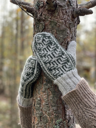 Oi, kuusipuu mittens - printti pattern (in Finnish)