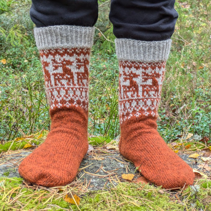 Hiiden hirven hiihto - socks, pattern in Finnish
