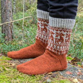 Hiiden hirven hiihto - sukat, ohje lankaostoksiin kaupan päälle