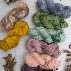 Unelma fluffy lamb´s wool yarn, hand dyed