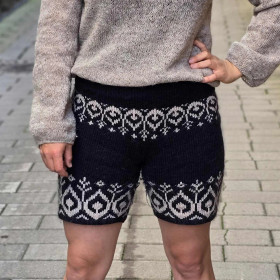 Neuloosisko Romola shortsit, (pattern in Finnish)