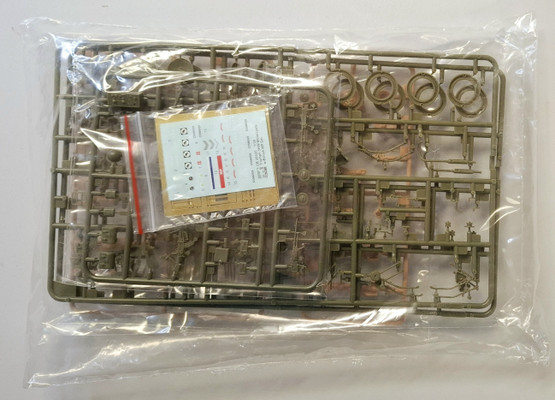 KÄYTETTY Bronco Models 1/35 Triumph 3HW Motorcycle w/British MP Set