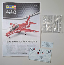 KÄYTETTY Revell 1/72 BAe Hawk T.1 Red Arrows + lisäosia