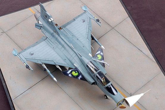 KittyHawk 1/48 Saab JAS-39B/D Gripen
