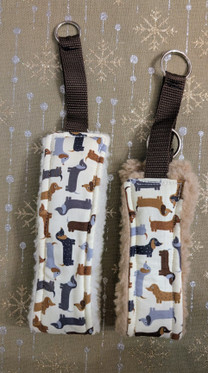 Puolikiristävä pehmustettu kaulapanta 5x38-48 cm, mäyräkoirakuosi, luonnonvalkoinen vuori