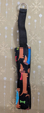 Puolikiristävä kaulapanta 3,8x34-41 cm, mäyräkoirakuosi, musta, pehmeä vuori