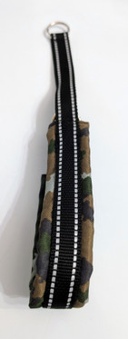 Puolikiristävä kaulapanta heijastinnauhalla 3,8x26-42 cm, camo