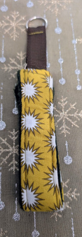 Puolikiristävä kaulapanta 3,2x25-30 cm, keltainen tähtikuviolla, pehmustettu, vihreä vuori