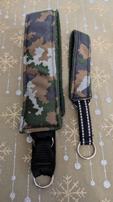 Puolikiristävä kaulapanta heijastinnauhalla 3x23-30 cm, camo, vihreällä, pehmeällä vuorella