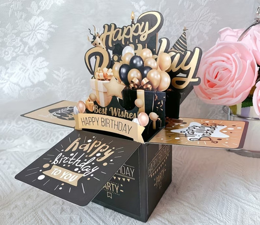 Syntymäpäiväkortti, laatikko syntymäpäiväkoristeilla