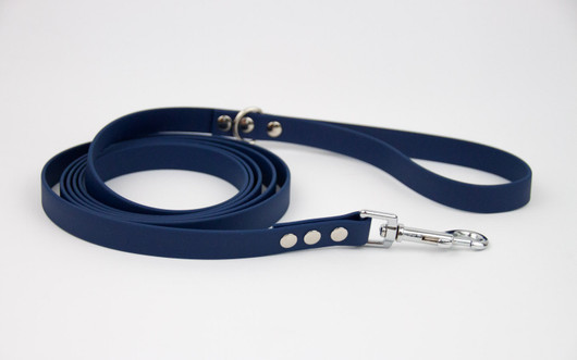 BioThane talutin 16 mm, 180 cm, hopeanvärinen pistoolilukko, tummansininen TULOSSA