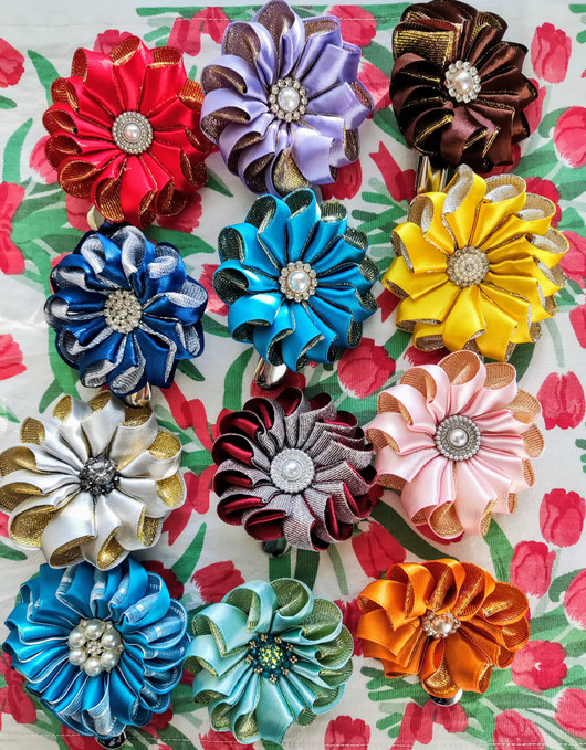 Numerolapun pidike, ruusuke, klipsi- ja tappikiinnitys, punainen-kulta