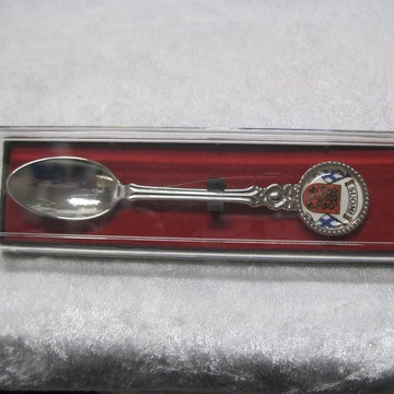 Lusikka Suomi-Finland, liput vaakunalla, rasiassa