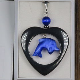 Riipus sininen delfiini hematiittisydämen sisällä