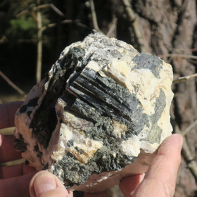 Pegmatiitti 1375g musta turmaliini, albiitti ym. Kaatiala Suomi Hi136y