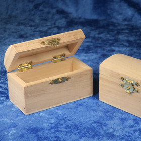 Aarrearkku puuta 9,5x4,5x5,5cm, kaarevalla kannella