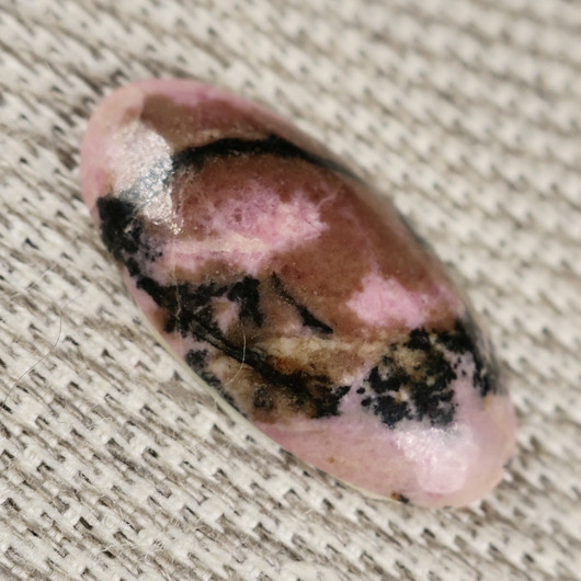 Kapussi rodoniitti 13x24mm ovaali cabochon