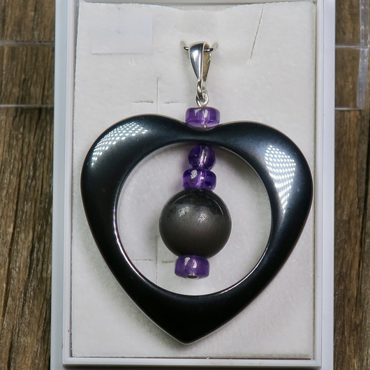Riipus hematiittisydän ja ametistit. HILDA21