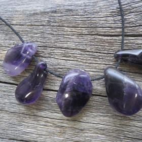 Riipus ametisti, tumma, rumpuhiottu, porattu