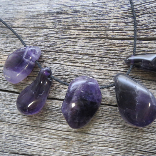 Riipus ametisti, tumma, rumpuhiottu, porattu