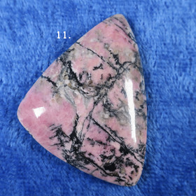 Kapussi rodoniitti kolmikulmainen cabochon nro11