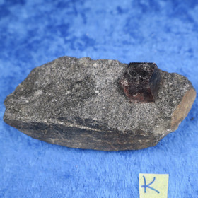 Almandiini granaatti 75g 65x25x20mm Nappikallio Hi184k