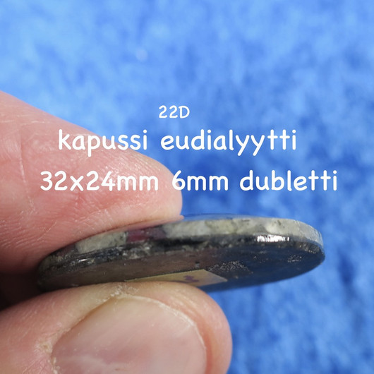 Eudialyytti kapussi cabochon dubletti nro 22D