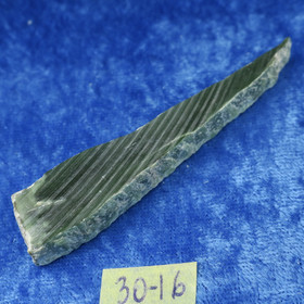 Nefriitti 15g kapea siivu  nro30-16