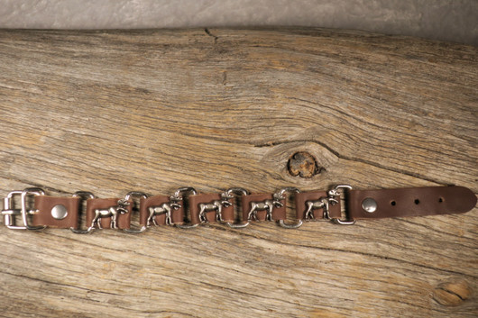 Nahkarannekoru metallihirviä