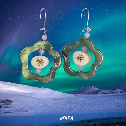 Korvakorut simpukkakukka 25mm, kaiverrettu poronsarvi ja ametisteja