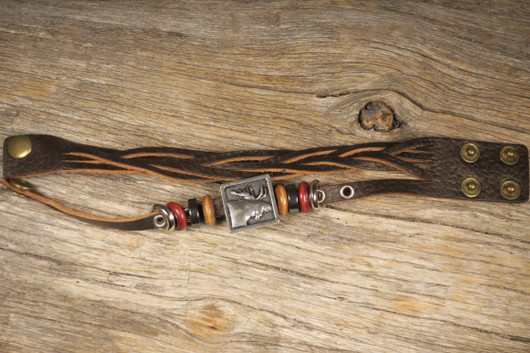 Nahkarannekoru tummanruskea hirvilaatta 