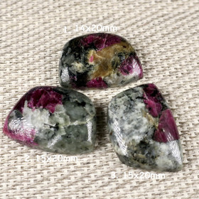 Eudialyytti kapussi cabochon  nroH. Valitse