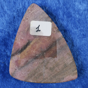 Kapussi rodoniitti kolmikulmainen iso cabochon nro1