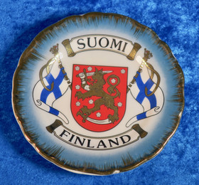 Seinälautanen 11cm kultareuna Suomi-Finland liput ja vaakuna aitokulta